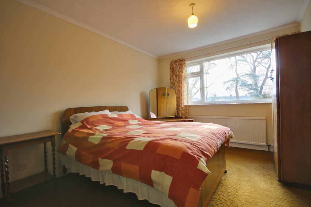 Bedroom overlooking the gardeb