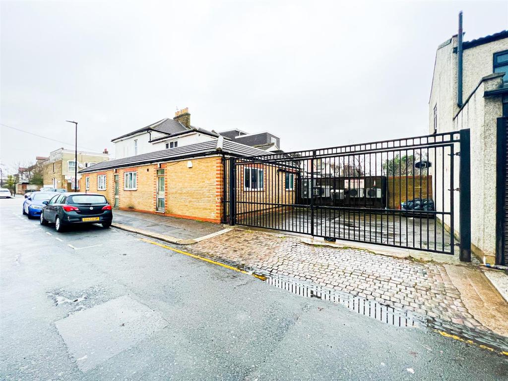 Boleyn Road, Forest Gate E7 Healthcare facility £6,250 pcm (£1,442 pw)