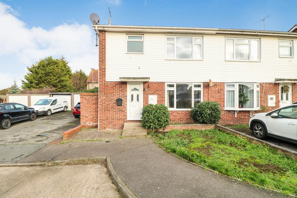 Bobbing Close, Rochford, SS4 3 bed semidetached house for sale £325,000