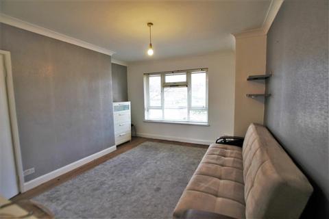 Studio to rent, Cherrydown Avenue, Chingford, London, E4