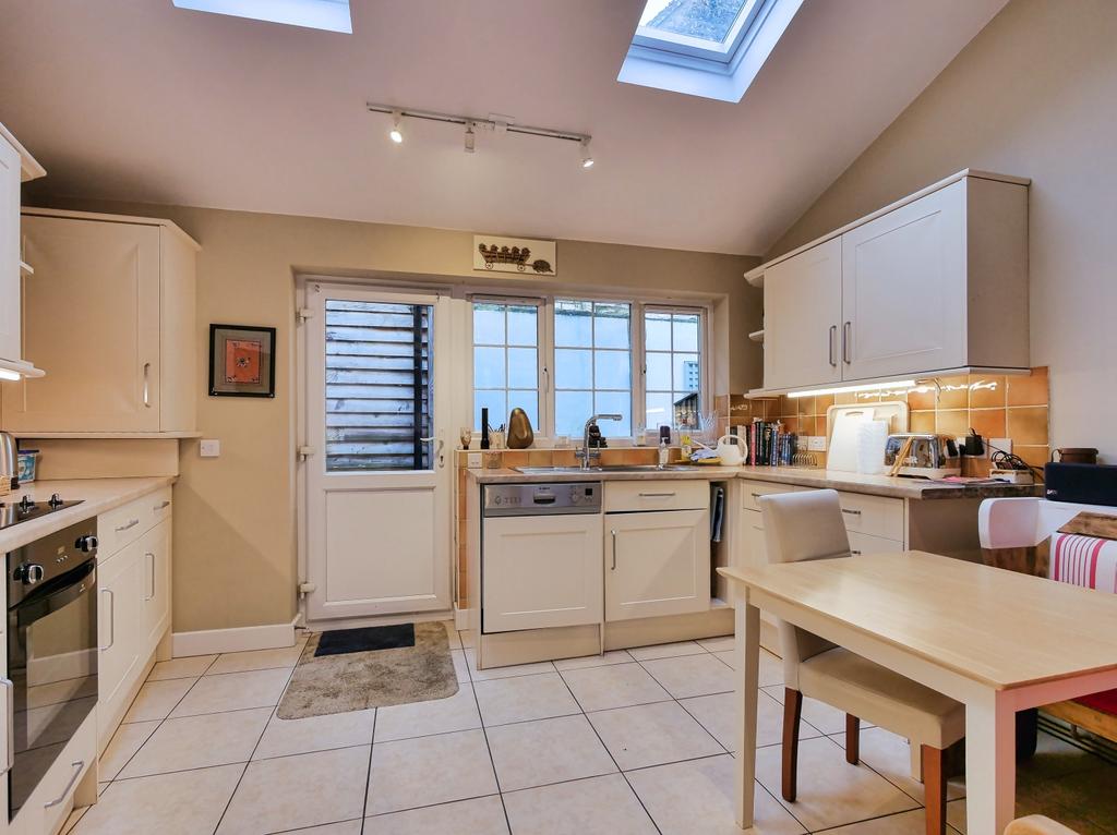 Albion Street, CIRENCESTER 2 bed semidetached house £1,250 pcm (£288 pw)