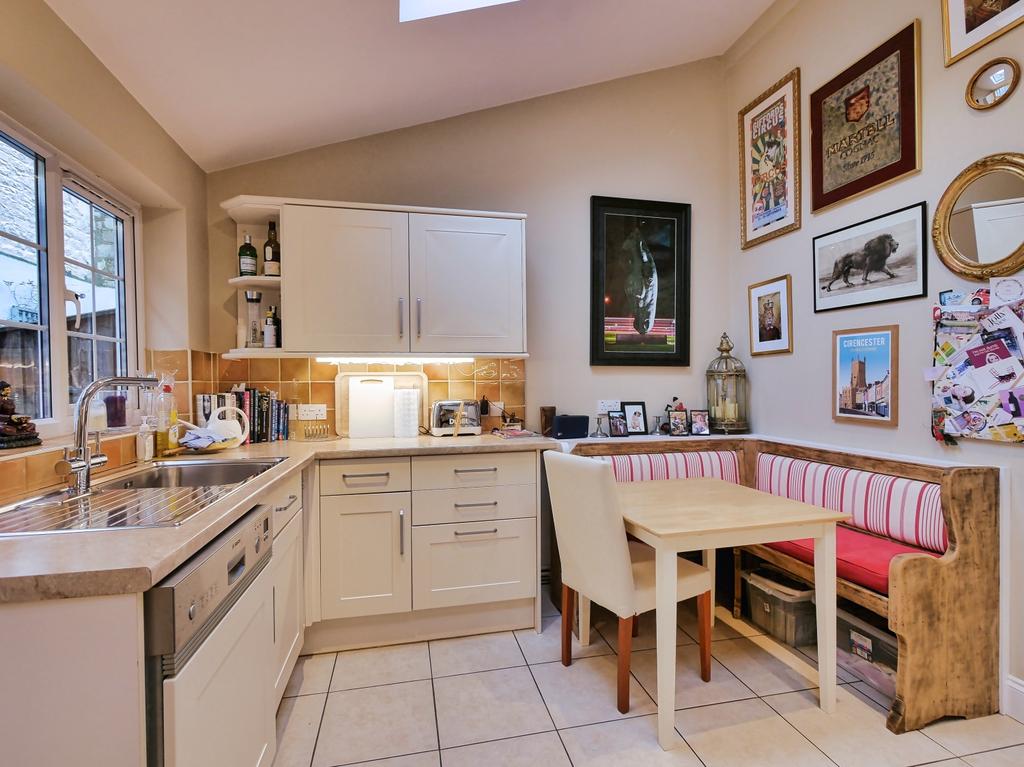 Albion Street, CIRENCESTER 2 bed semidetached house £1,250 pcm (£288 pw)