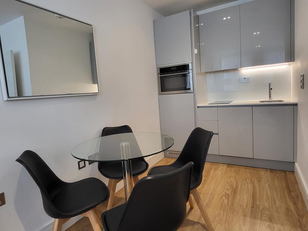 High Street, Rickmansworth, WD3 1 bed flat to rent £1,150 pcm (£265 pw)