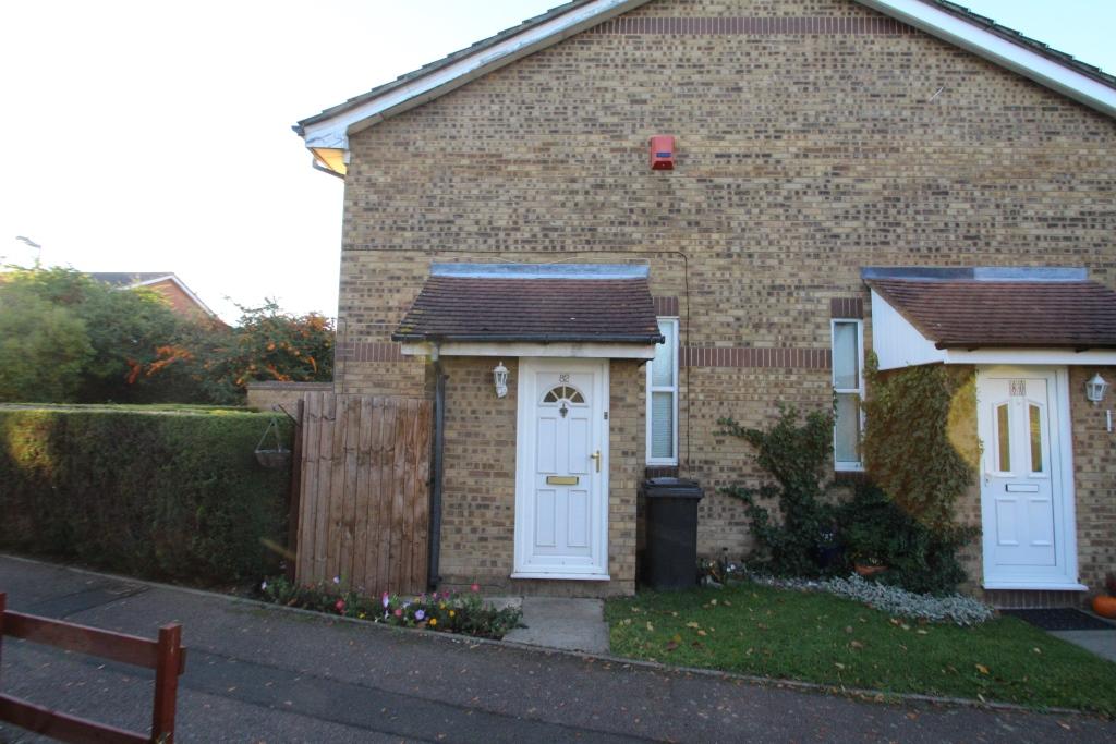Rochford Drive, Wigmore, Luton, LU2 1 bed cluster house £795 pcm (£