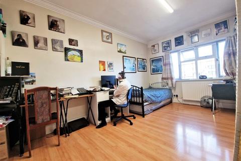 2 bedroom flat for sale, Alba Gardens, London, NW11