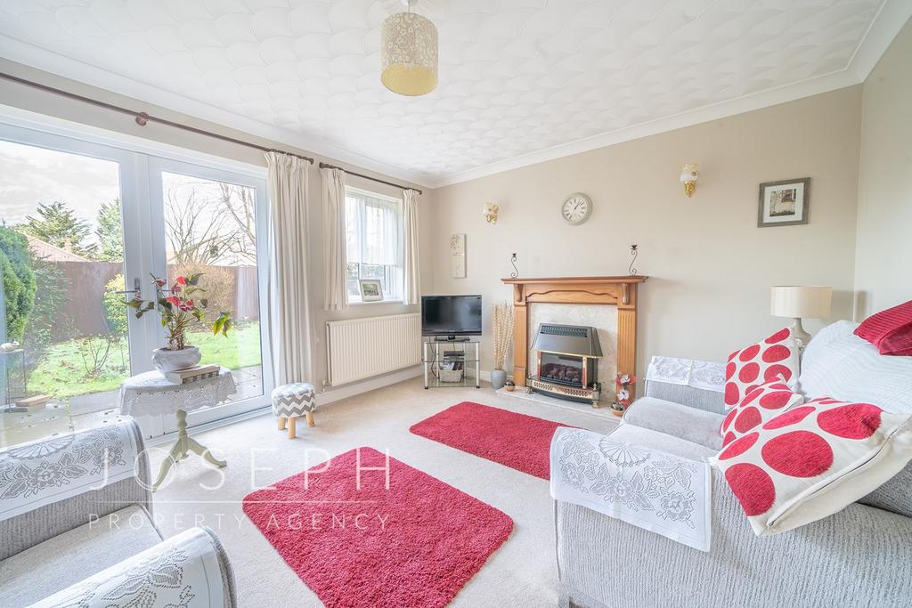 Broke Hall Gardens, Ipswich, IP3 3 bed semidetached house £285,000