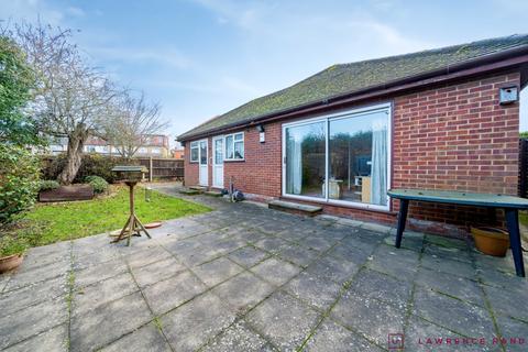 2 bedroom bungalow for sale - Northdown Close, Ruislip, Middlesex, HA4