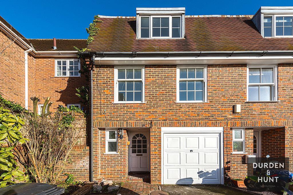 Wroths Path, Loughton, IG10 4 bed end of terrace house £2,300 pcm (£531 pw)