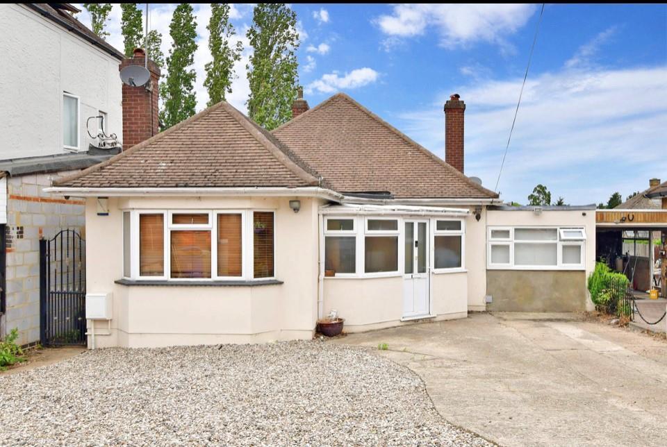 Westbourne Drive, Brentwood, CM14 4 bed detached bungalow £625,000