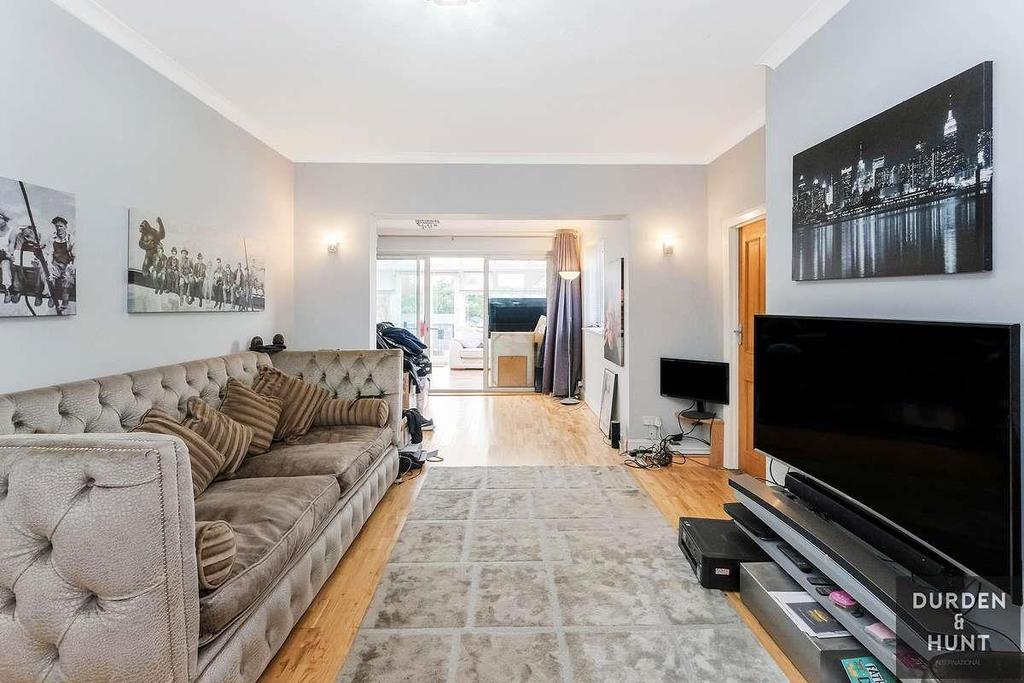 Westbourne Drive, Brentwood, CM14 4 bed detached bungalow £625,000