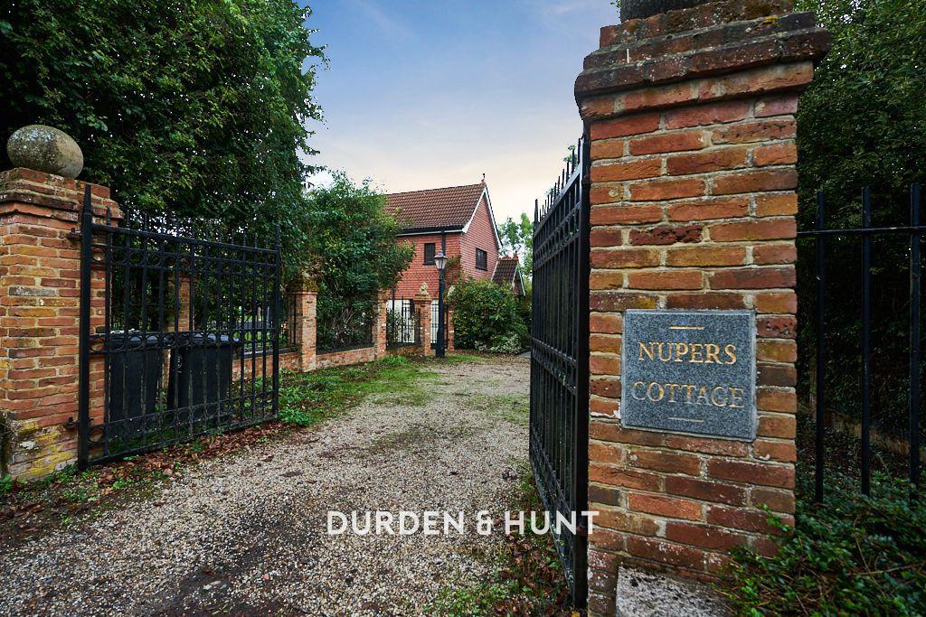 Nupers Cottage, Stapleford Abbotts, RM4 4 bed detached house £975,000