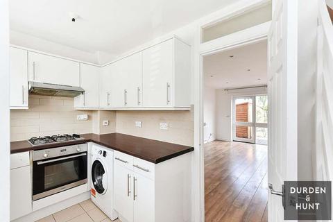 1e Covert Road, Ilford, IG6 3AZ