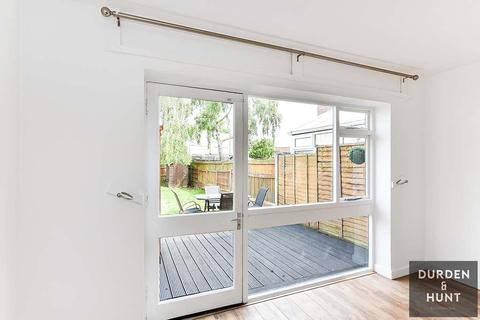 1e Covert Road, Ilford, IG6 3AZ