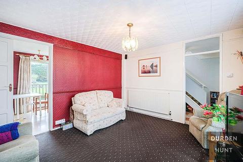 3 bedroom semi-detached house for sale - Burrow Road, Chigwell, IG7