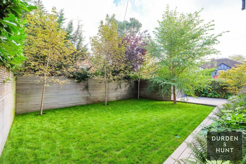 Connaught Avenue, Chingford, E4 5 bed detached house £1,650,000