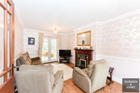 16 Coopers Close, Chigwell, IG7 6EU