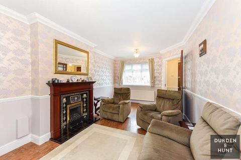 16 Coopers Close, Chigwell, IG7 6EU