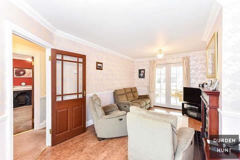 16 Coopers Close, Chigwell, IG7 6EU