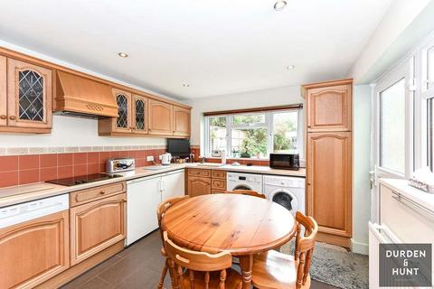 16 Coopers Close, Chigwell, IG7 6EU