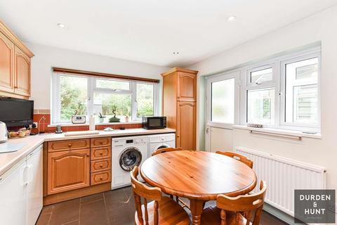 16 Coopers Close, Chigwell, IG7 6EU