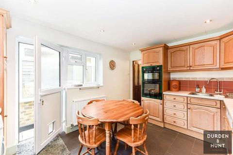 16 Coopers Close, Chigwell, IG7 6EU