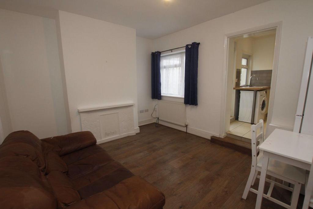 Dryden Street, Swindon 2 bed house £950 pcm (£219 pw)