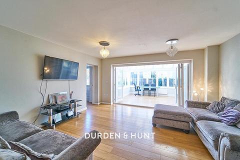 34 Retreat Way, Chigwell, IG7 6EL