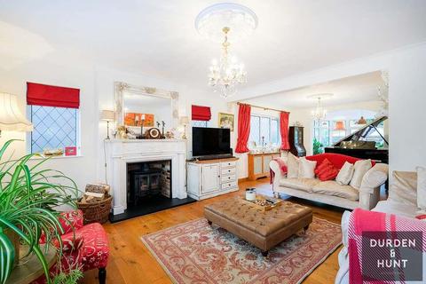 4 bedroom detached house for sale - Lyndhurst Rise, Chigwell, IG7