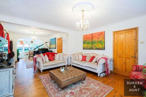 4 bedroom detached house for sale - Lyndhurst Rise, Chigwell, IG7