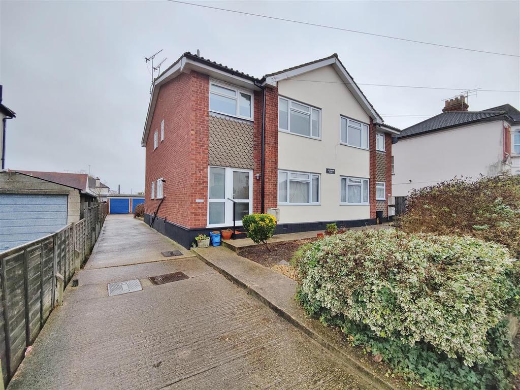 62 Elmsleigh Drive, LeighOnSea 2 bed flat £1,150 pcm (£265 pw)