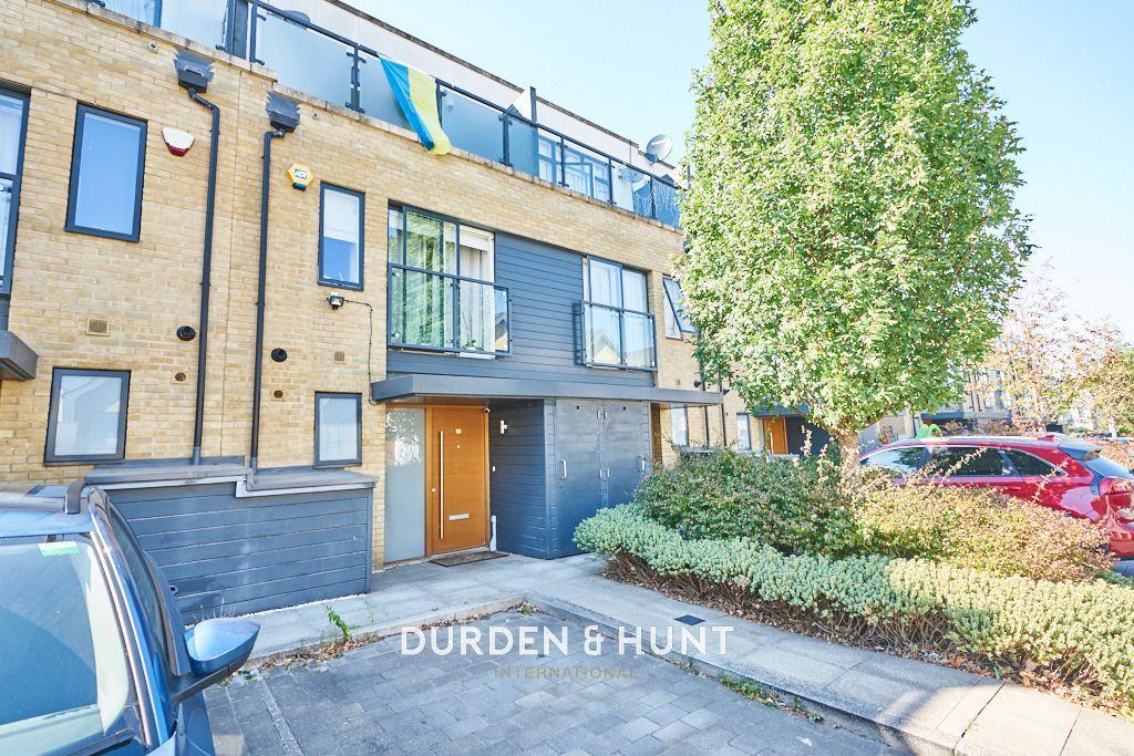 Ashflower Drive, Harold Wood, RM3 3 bed terraced house for sale £575,000