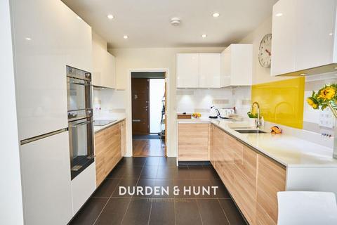 10 Ashflower Drive, Romford, RM3 0FL