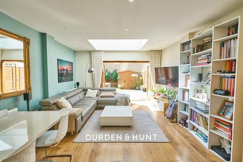 10 Ashflower Drive, Romford, RM3 0FL