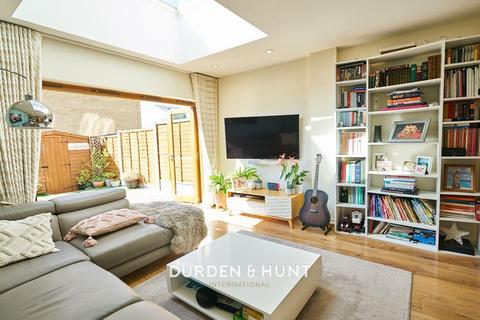 10 Ashflower Drive, Romford, RM3 0FL