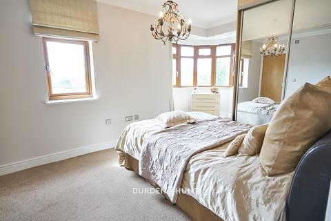 4 Acorn Close, Romford, RM1 4GJ