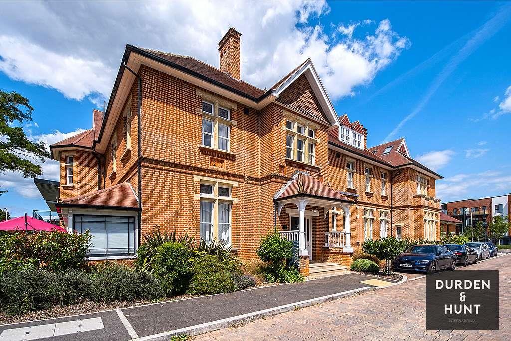 The Grange, Kings Park, Harold Wood, RM3 2 bed apartment £450,000