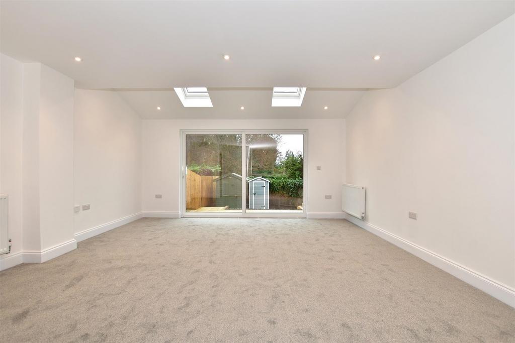 Lounge/Dining Area