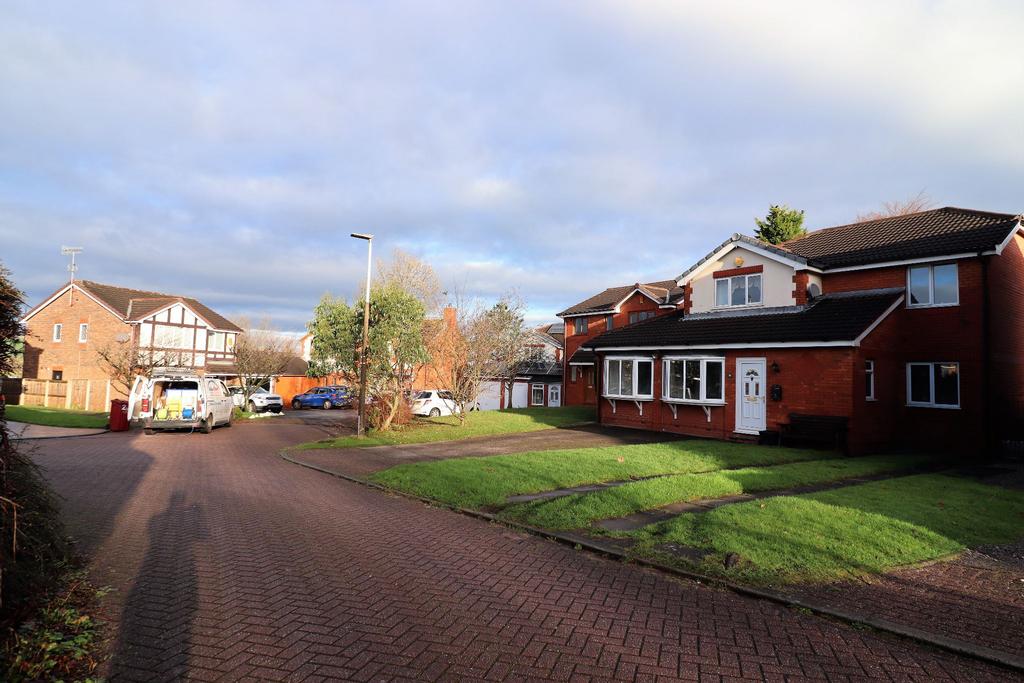 Kingfisher Close, Blackburn, BB1 4 bed detached house £1,300 pcm (£