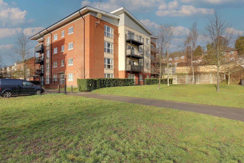 Andrews House, Tadros Court, High HP13 7GF 2 bed flat to rent