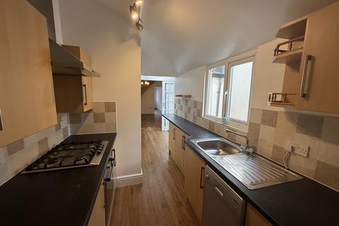 4 bedroom terraced house to rent, Waterloo Road, Wellington, Somerset, TA21