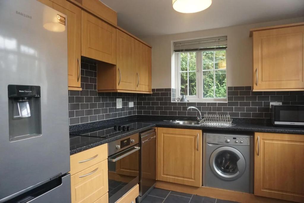 Hopper Vale, Bracknell 2 bed flat £1,300 pcm (£300 pw)