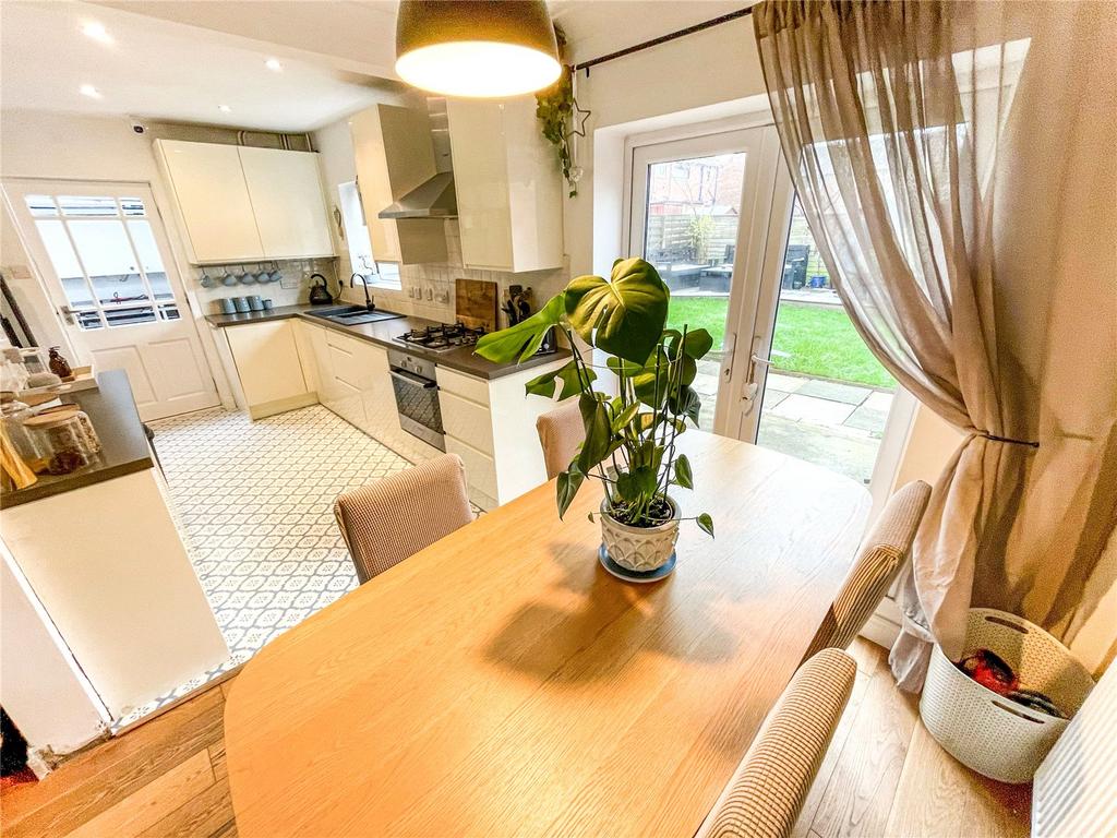 Alder Grove, Hoole, Chester, CH2 3 bed semidetached house £265,000