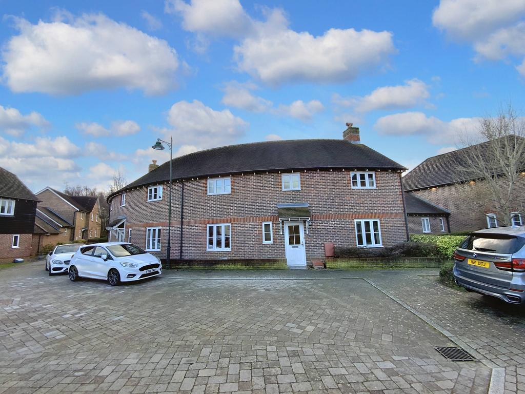 McArthur Drive, Kings Hill ME19 4 bed semidetached house £1,950 pcm