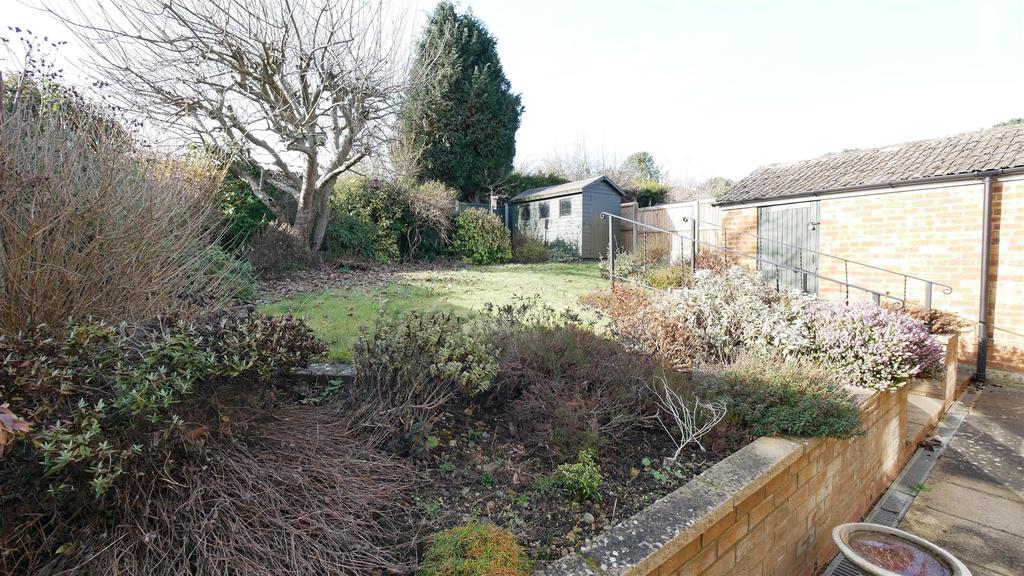 Brookside Crescent, Cuffley 2 bed detached bungalow £1,895 pcm (£437 pw)