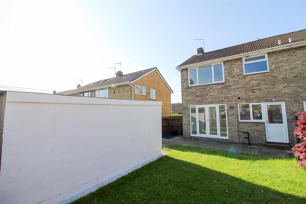 Whitcliffe Drive, Ripon 3 bed semidetached house £950 pcm (£219 pw)