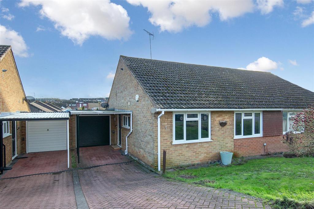 Borrowdale Avenue, Dunstable... 2 bed semidetached bungalow £375,000