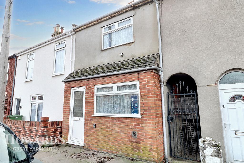 Caister Road, Great Yarmouth 3 bed terraced house for sale £100,000