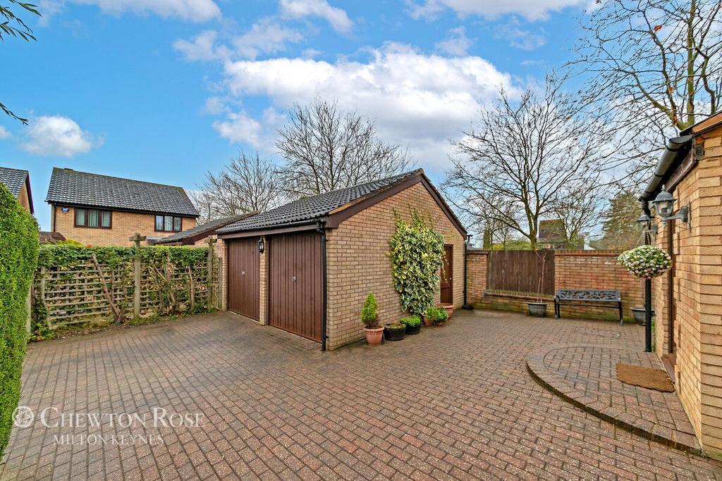 Stokenchurch Place, Bradwell Common 4 bed detached house £600,000