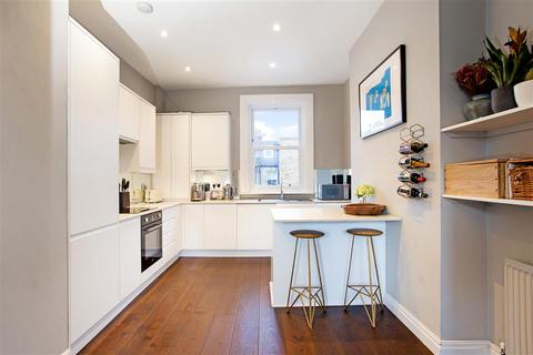 176a Battersea Park Road, London, SW11 4ND