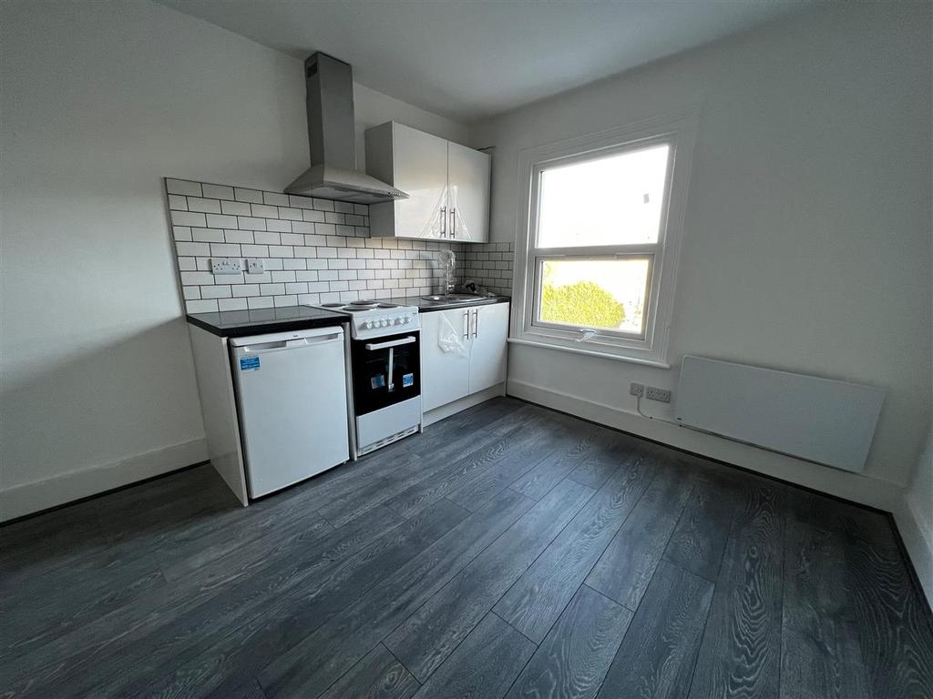 Putney Bridge Road, Flat 2, London Studio £875 pcm (£202 pw)